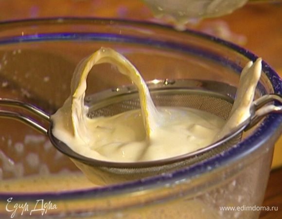 Через сито влить прогретую сметану и взбить все до однородного состояния.