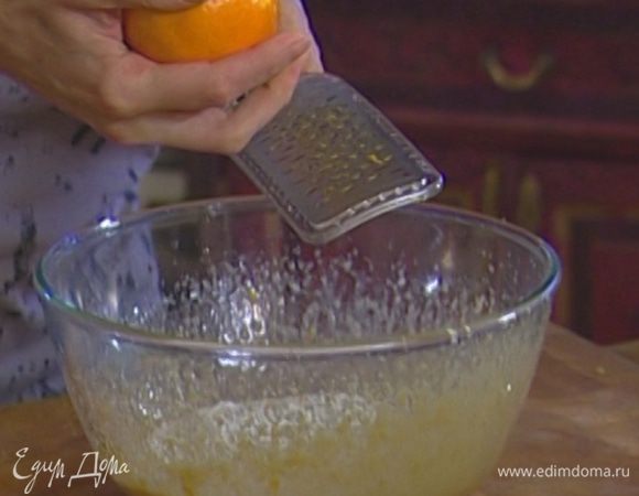 Цедру апельсина натереть на мелкой терке, отжать из него сок.