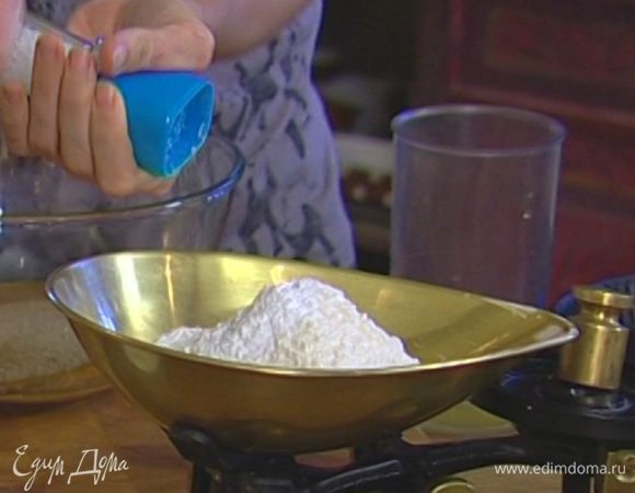 Муку соединить с разрыхлителем и щепоткой соли, перемешать. 