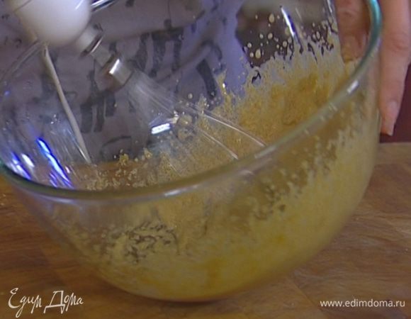 Желтки соединить с сахаром, влить ванильный экстракт и взбить миксером — масса должна посветлеть и увеличиться в объеме. 