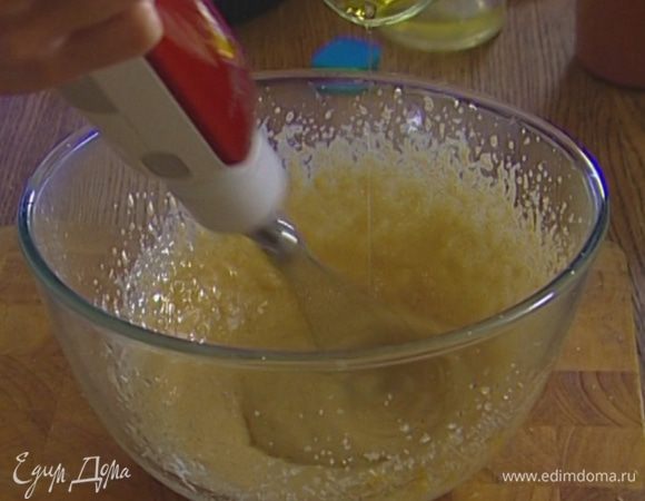Не прекращая взбивать, медленно влить оливковое масло.  