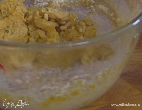 Всыпать муку с разрыхлителем, добавить цедру и сок апельсина, орехи и вымешать ложкой. 