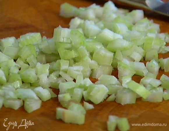Зеленый лук и сельдерей мелко порезать.