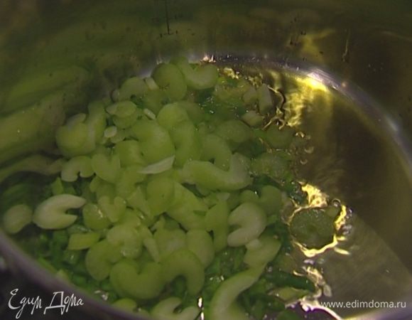Разогреть в тяжелой кастрюле оливковое масло и слегка прогреть лук и сельдерей.