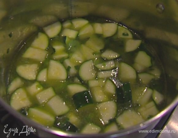 Цукини и картофель нарезать небольшими кубиками и добавить в кастрюлю, залить все горячим бульоном и варить, пока овощи не будут практически готовы.