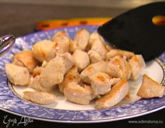 Разогреть в сковороде 1 ст. ложку оливкового масла, обжарить индейку до золотистого цвета и переложить на тарелку.