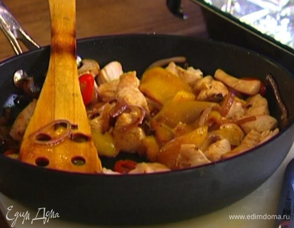 Добавить в сковороду мясо индейки, полоски сладкого перца, немного посолить, поперчить, перемешать и снять с огня.