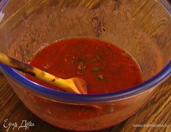 Приготовить томатный соус: помидоры вместе с соком немного измельчить блендером, добавить прованские травы и нарубленную зелень, посолить, поперчить, влить бальзамический уксус и перемешать.