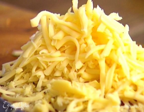 Сыр натереть на крупной терке.
