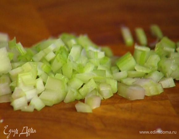 Стебель сельдерея мелко нарезать, добавить к творогу и перемешать.