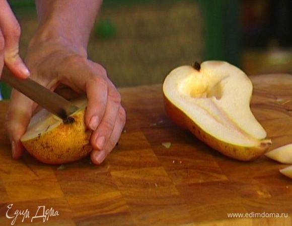 Грушу разрезать вдоль пополам, удалить семена и вынуть мякоть так, чтобы получились лодочки. Мякоть мелко порубить и соединить с творогом.