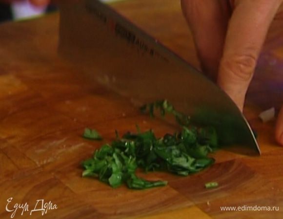 Базилик порезать (несколько листьев оставить) и добавить в творожную массу.