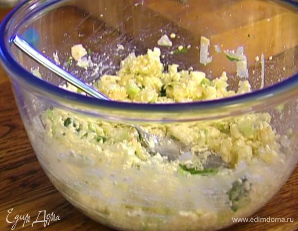 Сбрызнуть груши лимонным соком, чтобы они не потемнели, а оставшийся сок и оливковое масло влить в творог, немного посолить и перемешать.