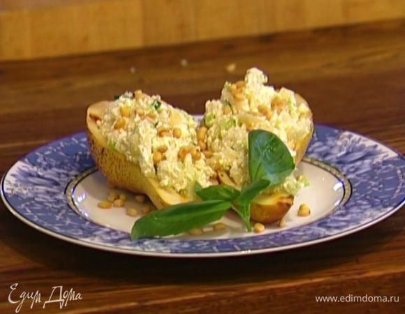 Наполнить половинки груш творожной начинкой, присыпать кедровыми орехами и украсить листьями базилика.
 
