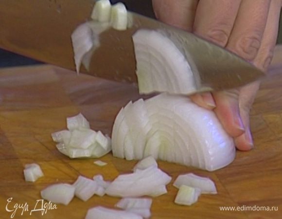 Лук и чеснок почистить и мелко порубить.  