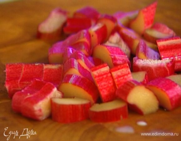 Ревень нарезать кусочками, выложить в небольшую кастрюлю, всыпать оставшийся сахар, влить 50 мл воды и варить 5–7 минут.