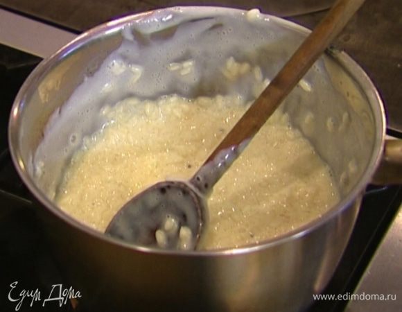 В готовую кашу вмешать сливочный сыр.  