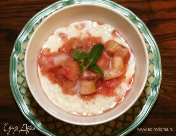 Выложить кашу в пиалу, а сверху — отваренные кусочки ревеня.