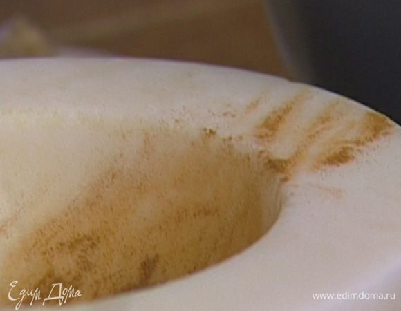 Гвоздику и корицу растереть в ступке в пудру, добавить молотый имбирь, перемешать.  