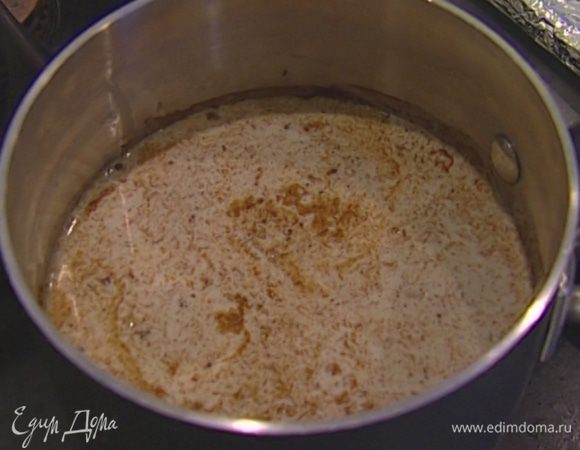 В небольшую кастрюлю влить кленовый сироп, добавить натертый имбирь и измельченные пряности, влить сливки, перемешать и поставить на огонь. Как только сливки начнут закипать, снять с огня.