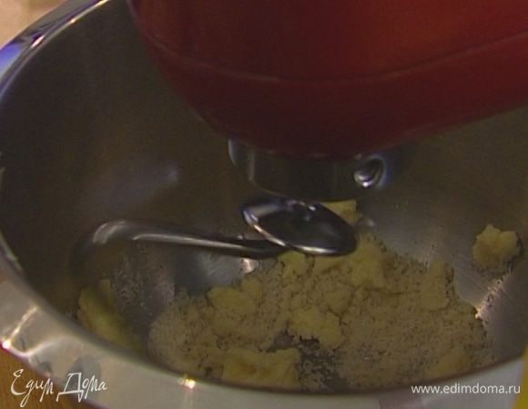 Сахар и 100 г предварительно размягченного сливочного масла взбивать в комбайне насадкой для теста. Когда масса станет однородной, не прекращая взбивать, ввести яйцо, через две минуты добавить 150 г муки и взбивать еще некоторое время.  