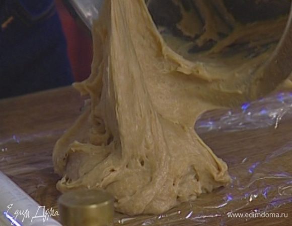 Влить в тесто сливки с пряностями, всыпать еще 100 г муки и разрыхлитель. Вымешивать пару минут, затем завернуть тесто в пищевую пленку и отправить в холодильник минимум на 30 минут, максимум на 3 часа. Тесто должно получиться эластичным, если оно жидковато, добавить немного муки.  