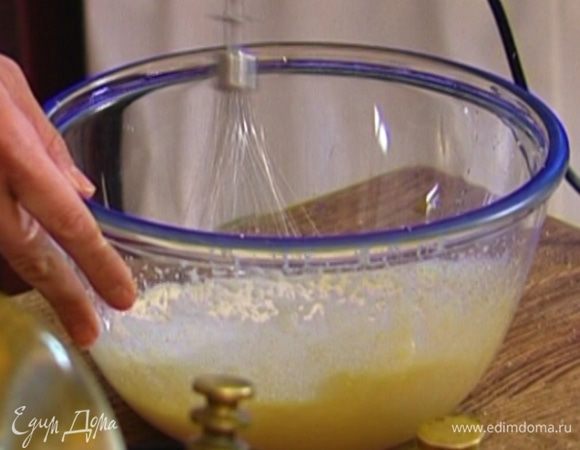 Продолжая взбивать, влить кефир.