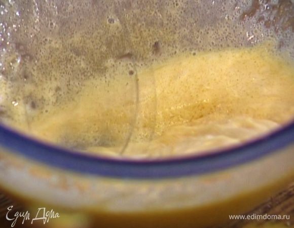 Сливочное масло растопить, добавить к яйцу с кефиром и еще немного взбить.