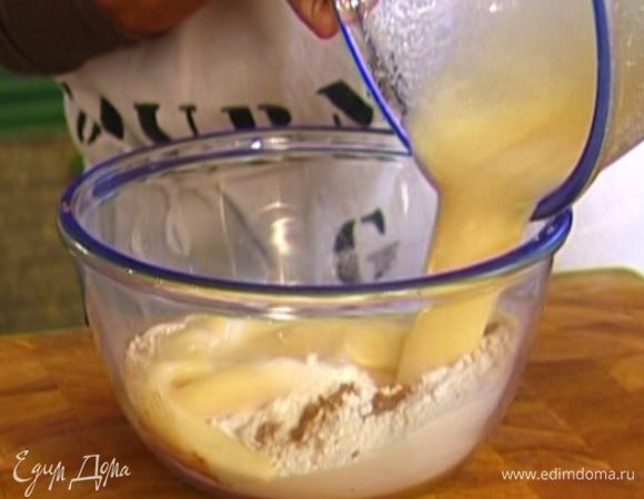Всыпать муку в яичную массу и вымешать сначала ложкой, затем руками.