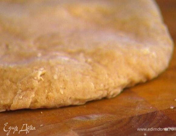 Тесто раскатать в пласт толщиной в полсантиметра.