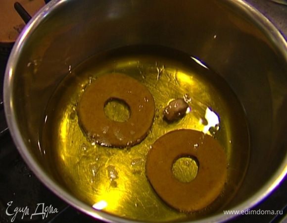 Разогреть в кастрюле растительное масло и пожарить пончики с обеих сторон. Готовые пончики выложить на бумажное полотенце, чтобы убрать излишки жира. Подавать пончики, присыпав сахарной пудрой.