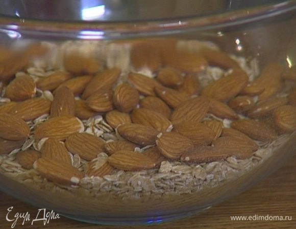 Овсяные хлопья соединить с 2 горстями миндаля. 