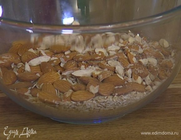 Оставшийся миндаль измельчить в ступке и отправить к хлопьям. 