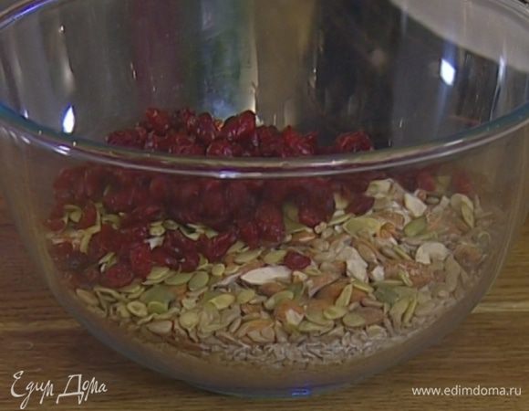 Добавить все семечки и клюкву.  