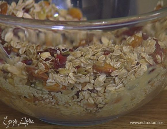 Влить яблочный сок и растительное масло и перемешать. 