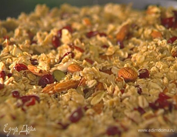 Готовую гранолу остудить, затем вынуть из противня. 