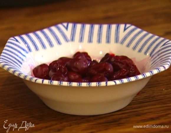 Вишню предварительно разморозить, выделившийся при этом сок слить.