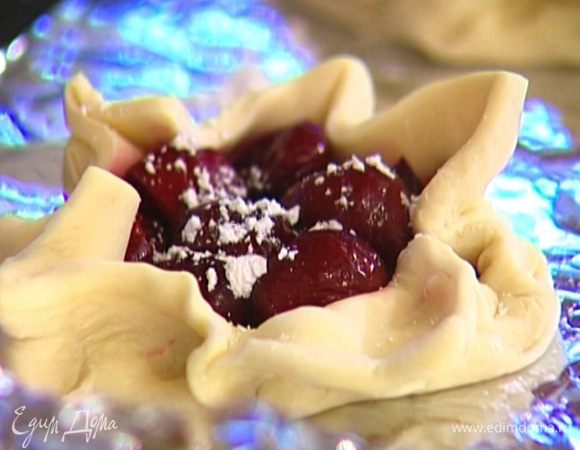 Присыпать 80 г сахарной пудры, поставить в разогретую духовку и выпекать до готовности (проверить спичкой или деревянной палочкой — она должна остаться сухой).