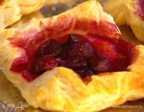 Готовые плюшки слегка смазать молоком и поставить в духовку еще на пару минут.