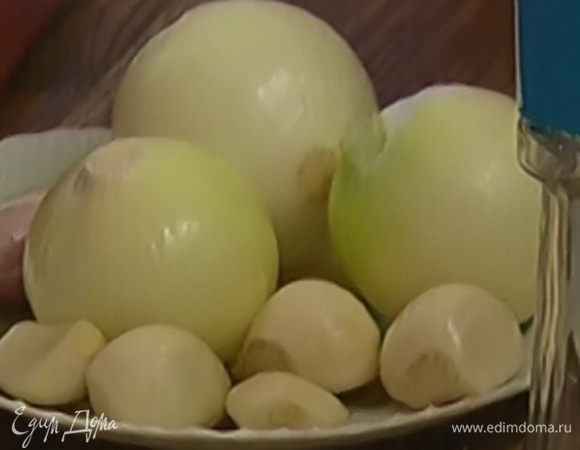 Луковицу и чеснок почистить. 