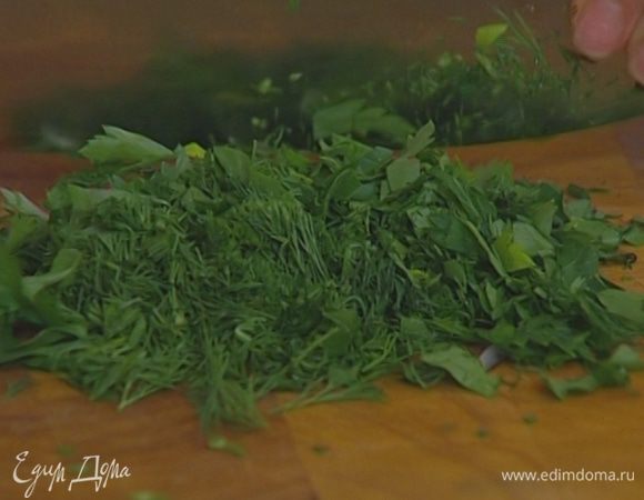 Укроп и петрушку мелко порубить.
