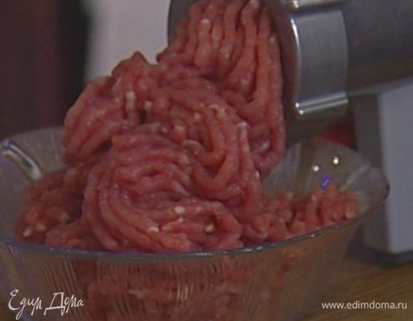 Мясо порезать и прокрутить через мясорубку вместе с чесноком и луком. 