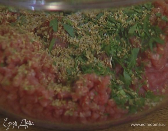 Добавить в фарш 1 яйцо, половину измельченной зелени, орегано, по щепотке соли и перца и перемешать. 