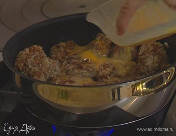 Оставшиеся яйца с лимонным соком взбить венчиком, затем добавить 5–6 ст. ложек соуса из сковороды, перемешать и влить все обратно к тефтелькам, закрыть крышкой и тушить еще 2–3 минуты.