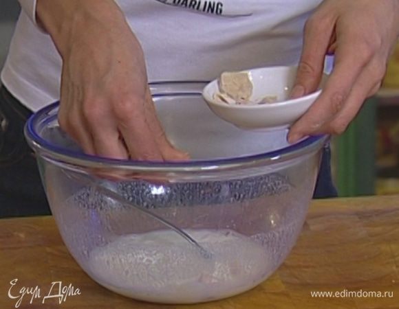 Дрожжи развести в теплом молоке, добавить мед, влить 100 мл теплой воды и перемешать. Оставить дрожжи набухать.