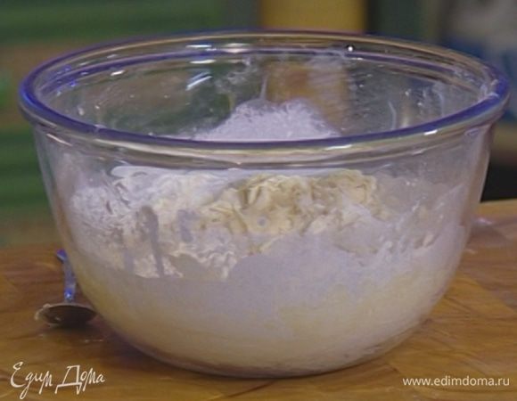 Муку соединить с солью и всыпать в молоко с дрожжами. Замесить тесто.
