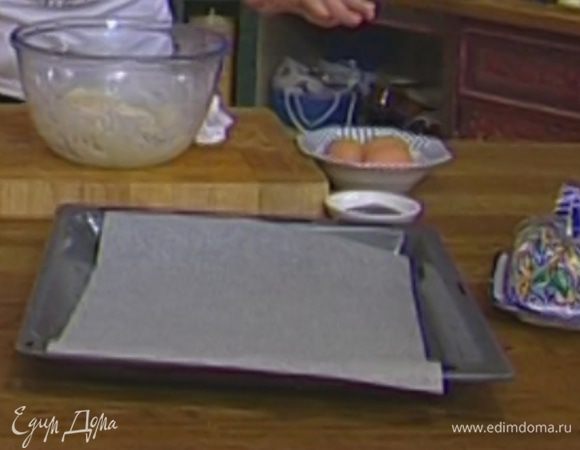 Противень выстелить бумагой для выпечки.