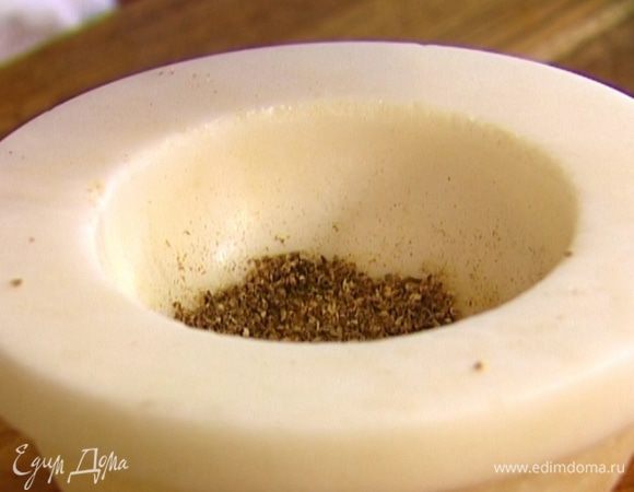 Тмин, кориандр и сухой перец чили растереть в ступке, добавить молотый мускатный орех.