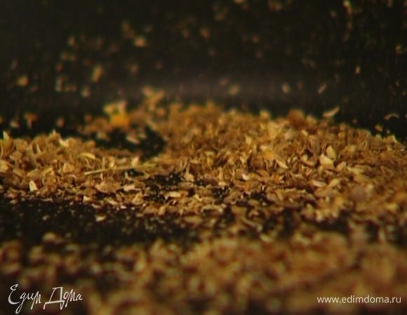 На сухую разогретую сковороду выложить перемолотые специи и прогреть. 