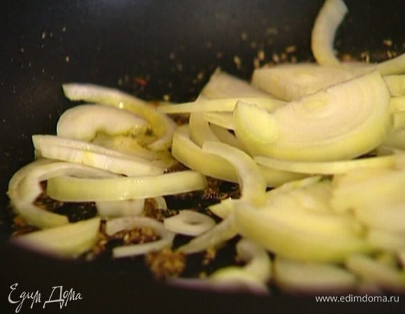 Влить в сковороду оливковое масло и обжарить лук и чеснок до прозрачности.